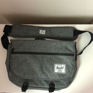 Herschel Supply Pop Quiz Messenger